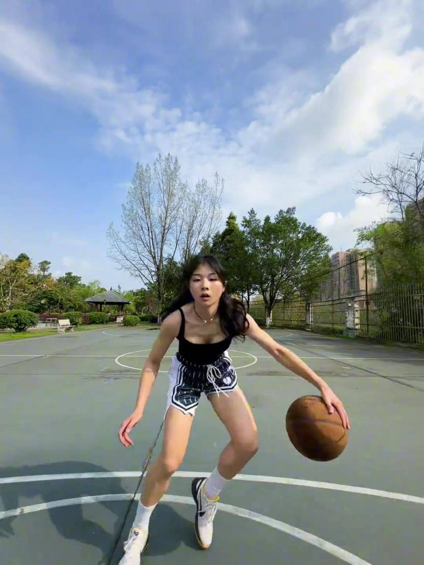 看著有點實力，敢背打我不？